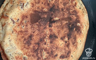 Снять крышку, перевернуть на другую сторону и жарить уже без крышки. 