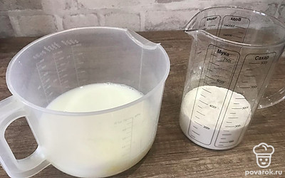 В отдельной миске смешайте яйца, сахар, соль, тёплое молоко, в конце добавьте муку и перемешивайте до однородности.