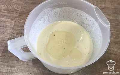 Затем добавьте растительное масло и перемешайте.