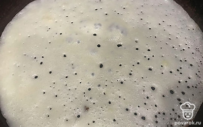 На разогретой сковороде обжаривайте все блинчики с двух сторон.