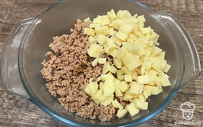 Лук обжарьте на пастельно масле, добавьте куриный фарш, чеснок, добавьте соль и обжаривайте до полной готовности. Затем на блендере измельчите мелко и добавьте сыр, нарезанный кубиком.