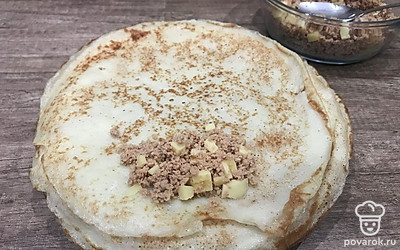 На край блина положите начинку.