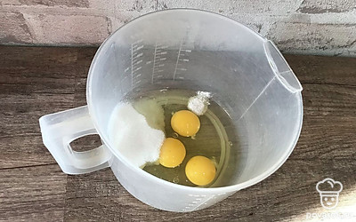 Соедините в миске яйца, соль и сахар.