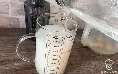 И разведите его кипятком до 900 миллилитров и влейте немного жидкости в миску к яйцам.
