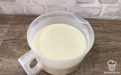 Затем в готовое тесто добавьте растительное масло.