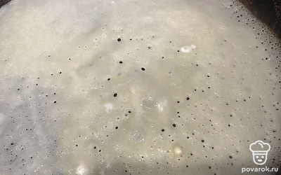 На разогретую сковороду налейте немного теста и распределите по всей поверхности сковородки и обжарьте с двух сторон.