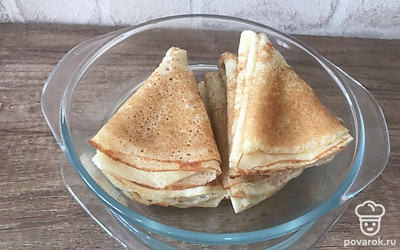 Готовые блины можно свернуть в треугольник.