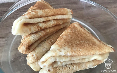 Обязательно подавайте блины со сметаной и со сгущёнкой, кто как любит.