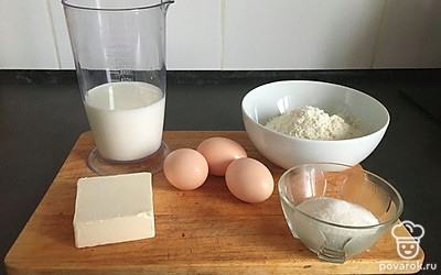 Отделите треть кусочка сливочного масла, растопите в микроволновке (1-2 минуты на 100% мощности).