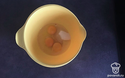 Добавьте к маслу сахар, яйца, 50 мл молока, взбейте до однородной массы. 