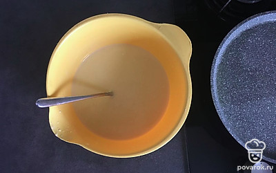 Всыпьте муку, тщательно перемешайте.