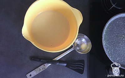 Постепенно влейте оставшееся молоко, размешайте тесто до однородности.