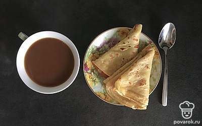Можно подать блины с варёной сгущенкой или творогом, но и сами по себе они очень хороши!