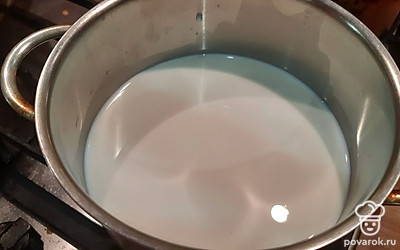 Молоко влить в кастрюлю и подогреть до 40 градусов. 