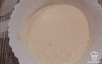 Вылить молоко в миску, добавить яйцо, сахар, соль, дрожжи, растительное масло, муку, дать постоять тесту 30 минут.