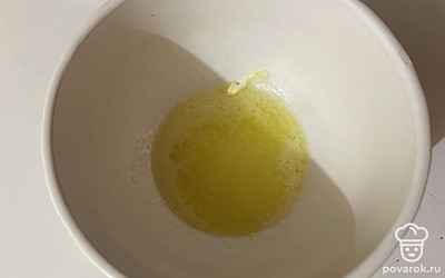 Маргарин растопите в микроволновой печи. 