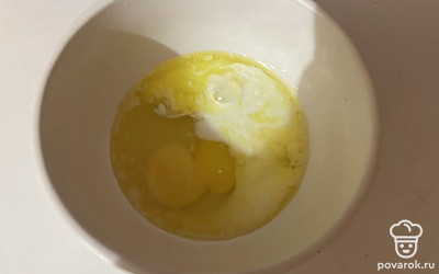 Добавьте к растопленному маргарину молоко и яйцо. 