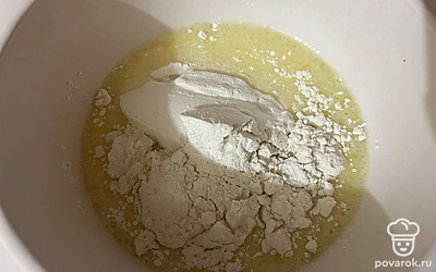 Все тщательно перемешайте и введите в смесь муку. 