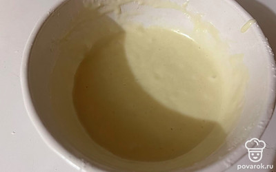 Смешивайте все ингредиенты до исчезновения комочков муки. 