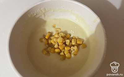 Далее к тесту добавьте кукурузу.