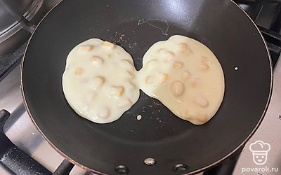 Порционно выложите на сковороду тесто.
