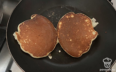 Обжаривайте каждую порцию блинчиков с двух сторон до появления золотистой корочки.