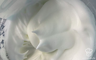 Белки взбиваем в крепкие пики.