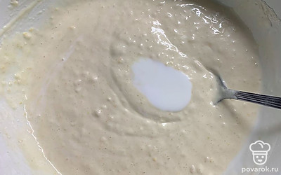 В тесто добавляем кефир.