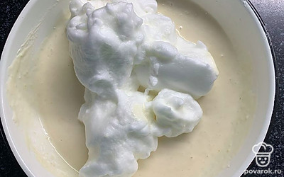 Белки осторожно вмешиваем в тесто.