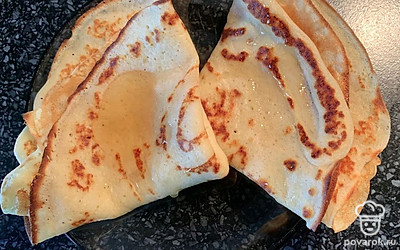 Подаем блинчики с медом.