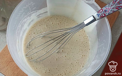 Из муки, молока, воды, соли, сахара и яйца подготовьте блинное тесто.