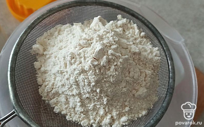 Муку просейте.