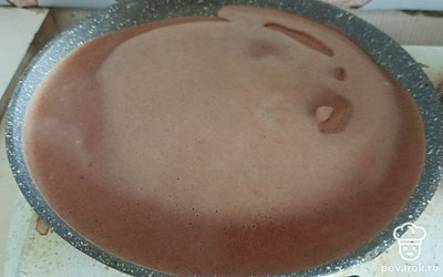 Пожарьте блинчики на сковороде.