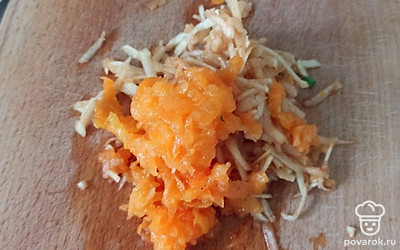 Пока тесто отстаивается, на терке натрите абрикос и яблоко.