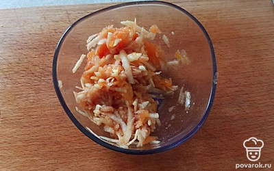 Смешайте абрикос и яблоко в емкости и добавьте сахар.