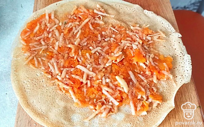 Выложите начинку на блинчики и заверните.