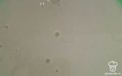 Сначала смешиваем все жидкие ингредиенты, а именно: яйцо, полстакана молока и столовую ложку растительного масла. Перемешиваем венчиком или миксером.