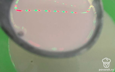 Жарим блинчики, на сковородке, я дополнительно смазываю ее растительным маслом.