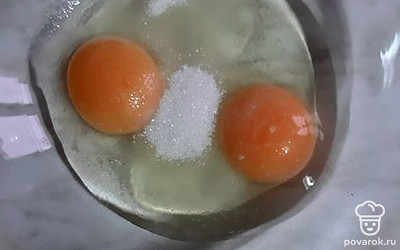 Перемешать яйца с сахаром и солью.