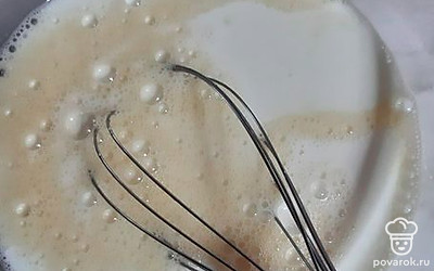 Добавить молоко, размешать.