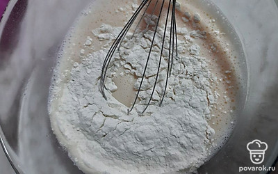 Следом ввести муку, перемешать тщательно.