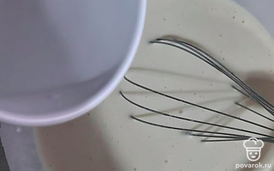 Влить горячую воду, интенсивно помешивая.