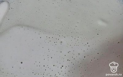 Выпекать блины на хорошо разогретой сковороде по 1 минуте с каждой стороны.