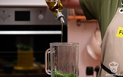 Приготовьте зеленую ананасовую сальсу. Кольца ананаса и филе зеленого перца нарежьте мелкими кубиками. В блендере смешайте листья зелени, сок лимона и ананаса, соль и измельчите до гранулированной текстуры. Добавьте в зеленую основу нарезанные перец и ананас. Дайте соусу немного постоять, чтобы вкусы смешались.