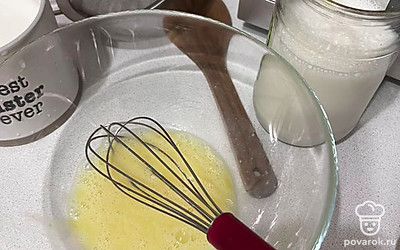 Смешайте в емкости яйцо, сахар и 1 стакан молока, перетрите все венчиком и постепенно добавляйте муку.