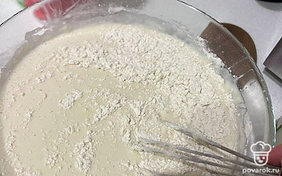 Влейте стакан горячей воды, оставшуюся муку и перемешайте до однородной массы.