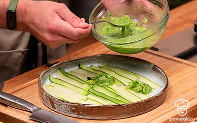 Сверху произвольно залейте цуккини зеленой сальсой, украсьте листиками свежей зелени и жареными кедровыми орешками.