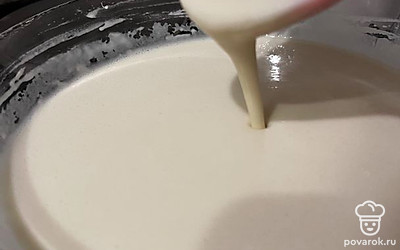 Консистенция должна быть как у жидкой сметаны. После добавьте в тесто растительное масло, пару столовых ложек. Можно выпекать на раскаленной сковороде, смазанной растительном маслом. Пеките с обеих сторон 1-2 минуты.