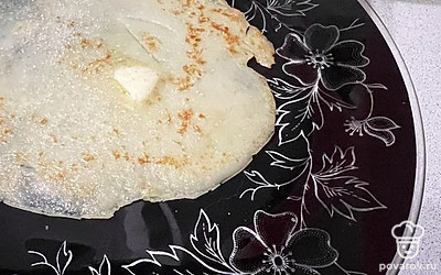 Каждый блин смазывайте сливочным маслом и посыпайте сахаром.