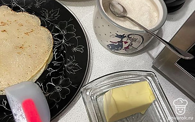 Муку для блинов лучше просеять, так она насытится кислородом. Подавайте с любым вареньем или повидлом, но будет так же вкусно с холодным молоком. Кушайте на здоровье!